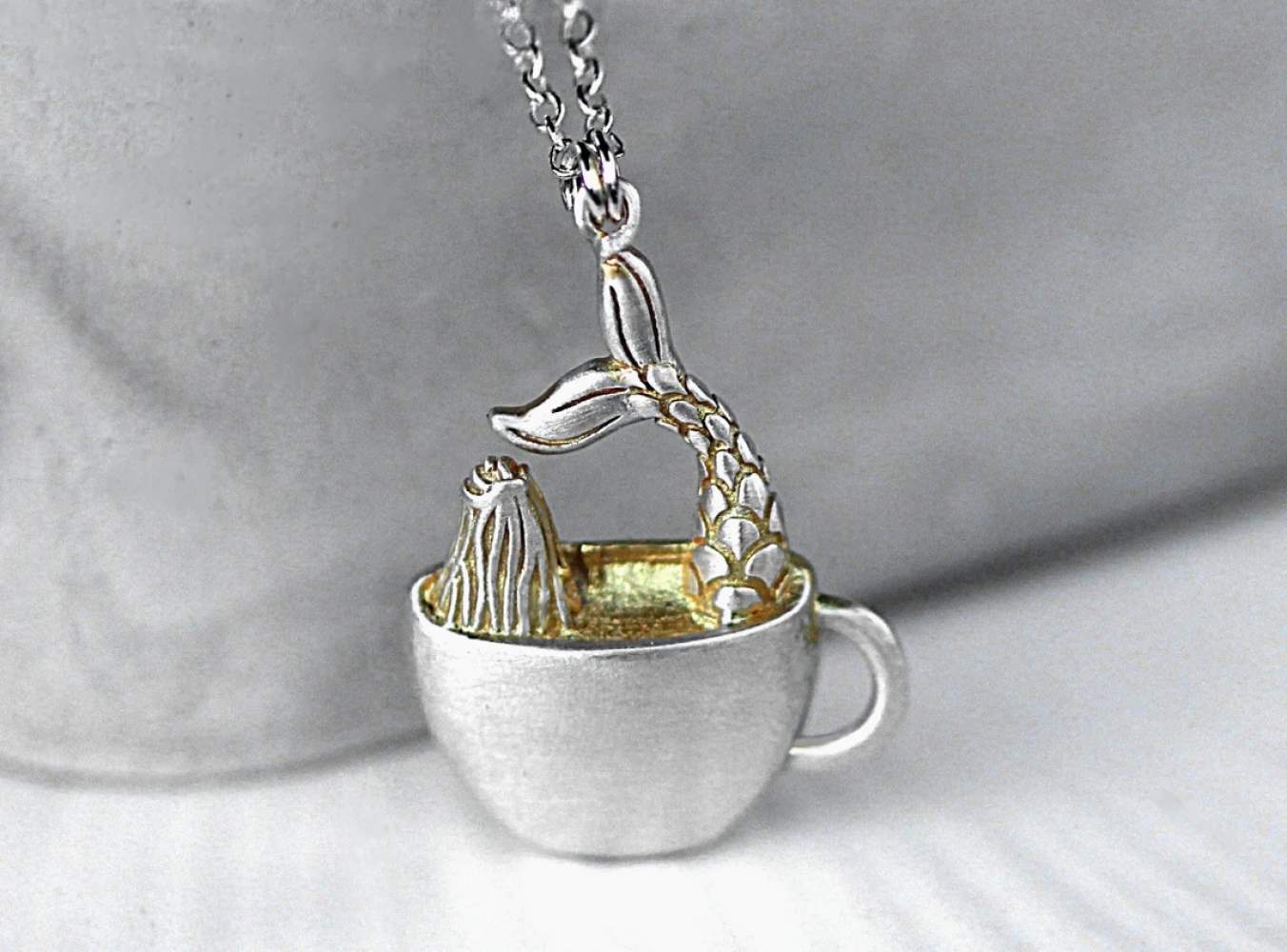 Meerjungfrau in Kaffeetasse. Phantasievolle Sterling Silber Halskette für sie
